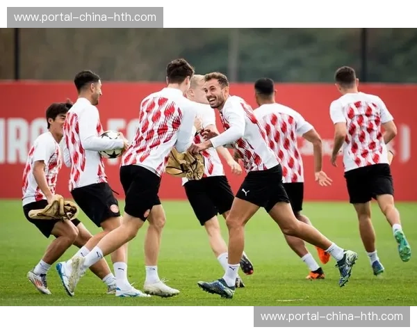 赫罗纳赛前训练全程对媒体开放，主教练强调团队整体性